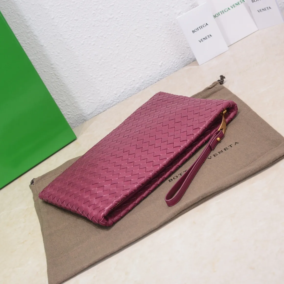 Bv 2022 new woven sheepskin handbag with woven fabric lining. This handbag continues the previous iconic weaving process. The leather is fine and genuine and feels very soft, and the overall shape is excellent. There are multiple card slots inside to store artifacts in an orderly manner. It looks casual, but it is the finishing touch to your whole body. Best choice for gifts or personal use. Size: 30cm, model: 80-2#